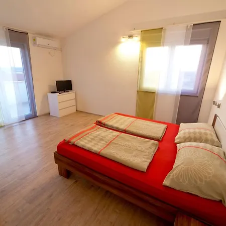 Luka Mit Pool, Gelegen In Holiday home