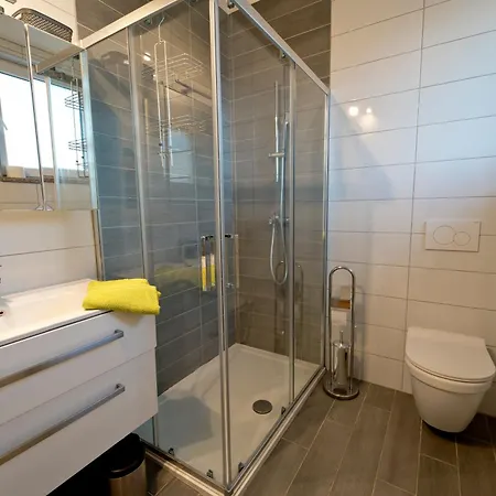 Holiday home Luka Mit Pool, Gelegen In