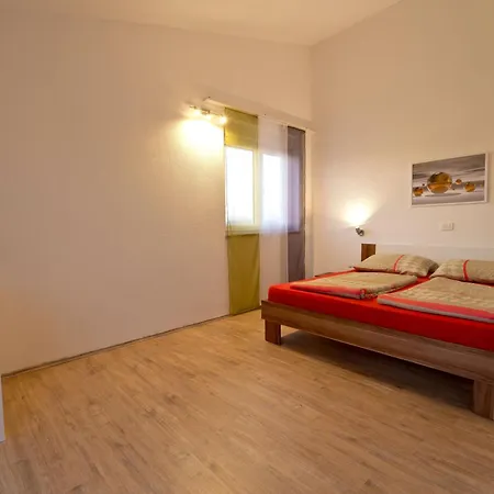 Holiday home Luka Mit Pool, Gelegen In *