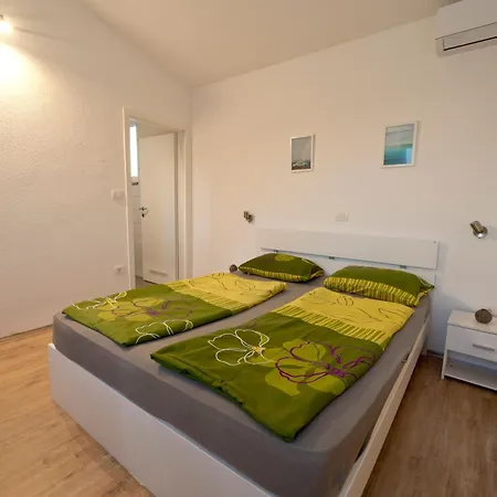 Holiday home Luka Mit Pool, Gelegen In