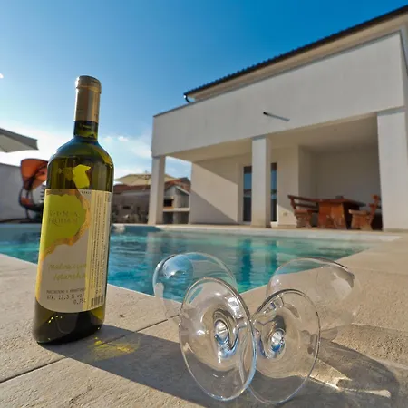 Luka Mit Pool, Gelegen In Holiday home *