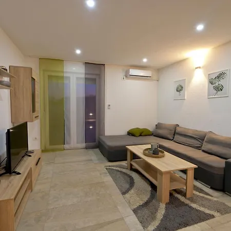 Luka Mit Pool, Gelegen In Holiday home Pula