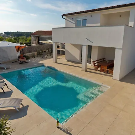 Luka Mit Pool, Gelegen In Pula