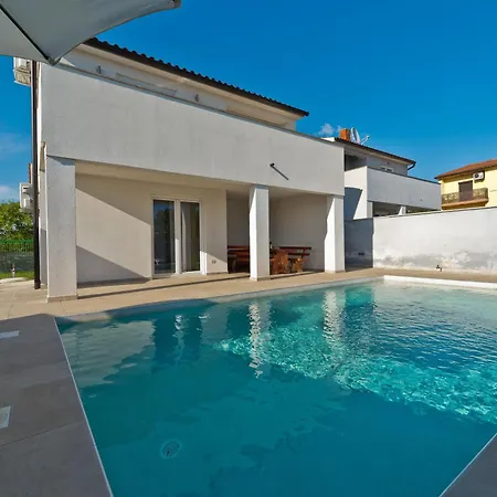 Luka Mit Pool, Gelegen In * Pula