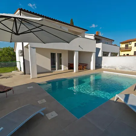 Luka Mit Pool, Gelegen In Holiday home