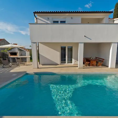 Holiday home Luka Mit Pool, Gelegen In