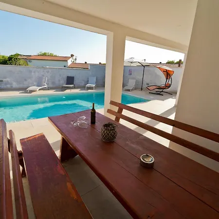 Luka Mit Pool, Gelegen In * Pula